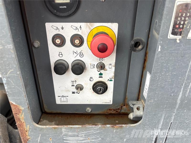 SkyJack SJ6826 RT Šķerveida pacēlāji