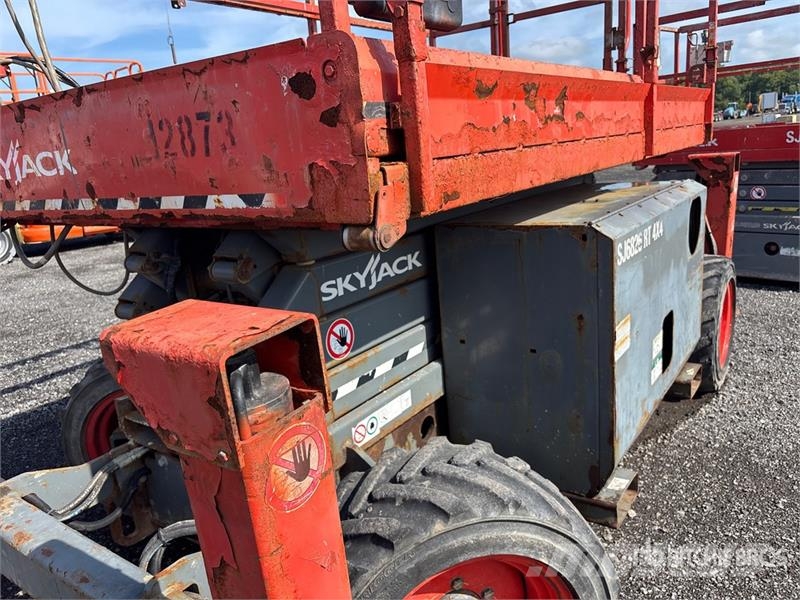 SkyJack SJ6826 RT Scissor lifts