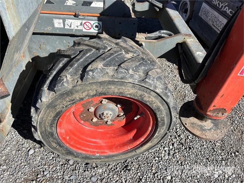SkyJack SJ6826 RT Šķerveida pacēlāji