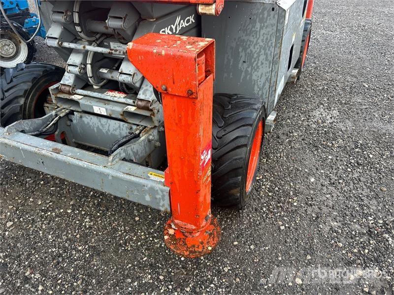 SkyJack SJ6826 RT رافعات مقصية الشكل