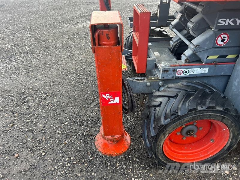 SkyJack SJ6826 RT رافعات مقصية الشكل