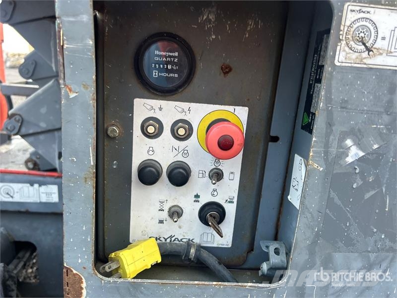 SkyJack SJ6826 RT رافعات مقصية الشكل