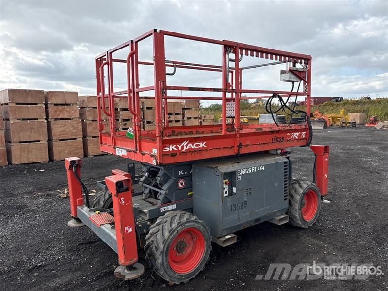 SkyJack SJ6826 RT Šķerveida pacēlāji