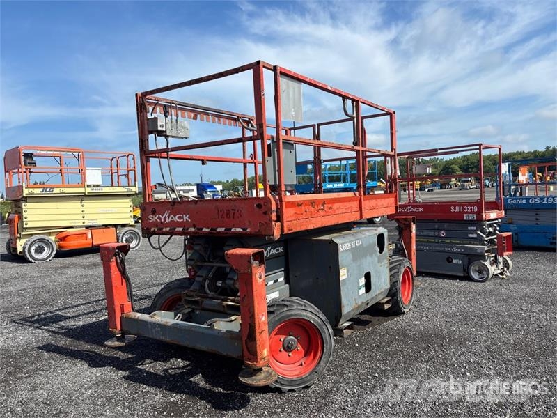 SkyJack SJ6826 RT Scissor lifts