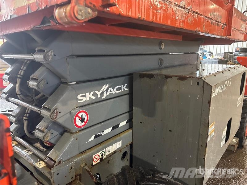 SkyJack SJ6832 RT Šķerveida pacēlāji