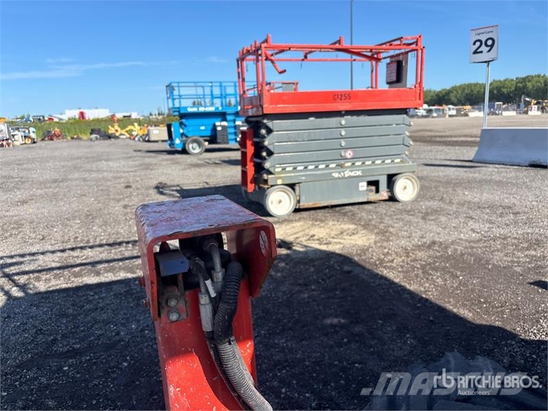 SkyJack SJ6832 RT Scissor lifts