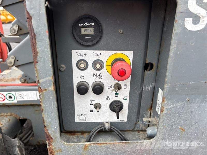 SkyJack SJ6832 RT رافعات مقصية الشكل