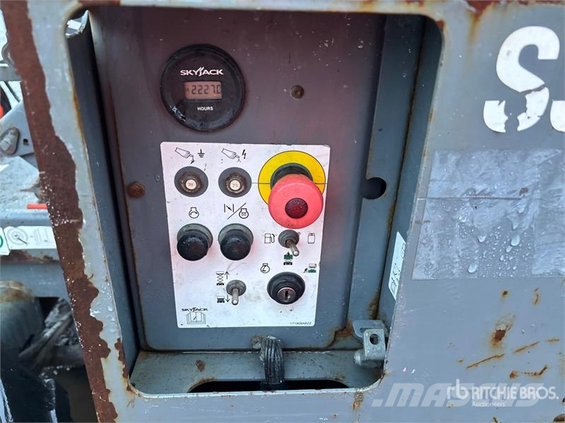 SkyJack SJ6832 RT Šķerveida pacēlāji