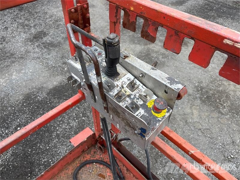 SkyJack SJ6832 RT Šķerveida pacēlāji