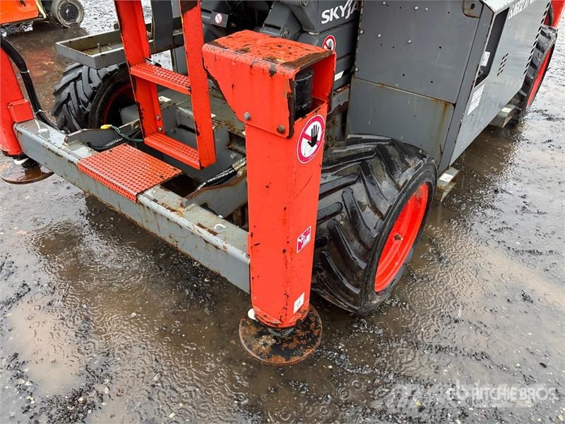 SkyJack SJ6832 RT Šķerveida pacēlāji