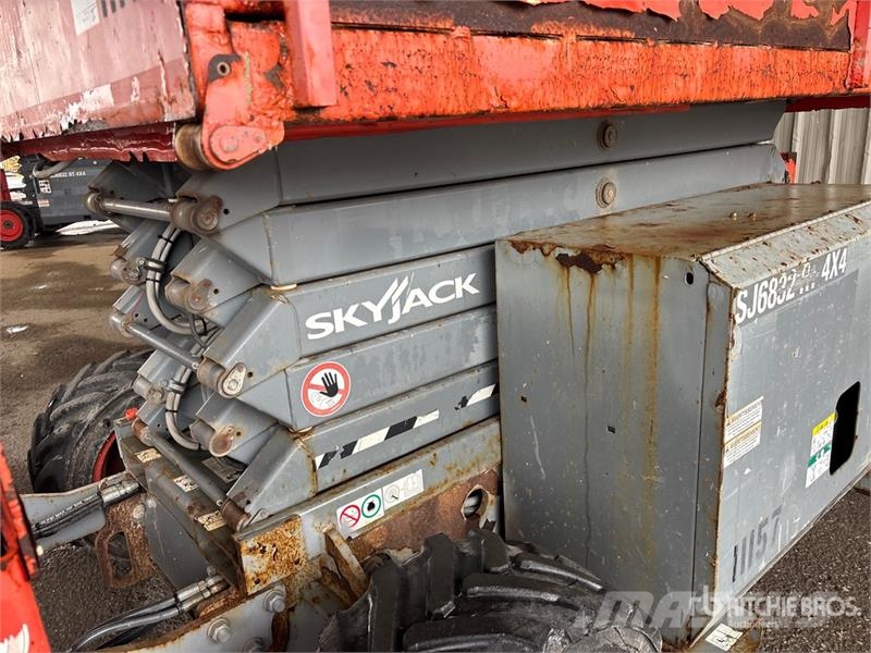 SkyJack SJ6832 RT Šķerveida pacēlāji