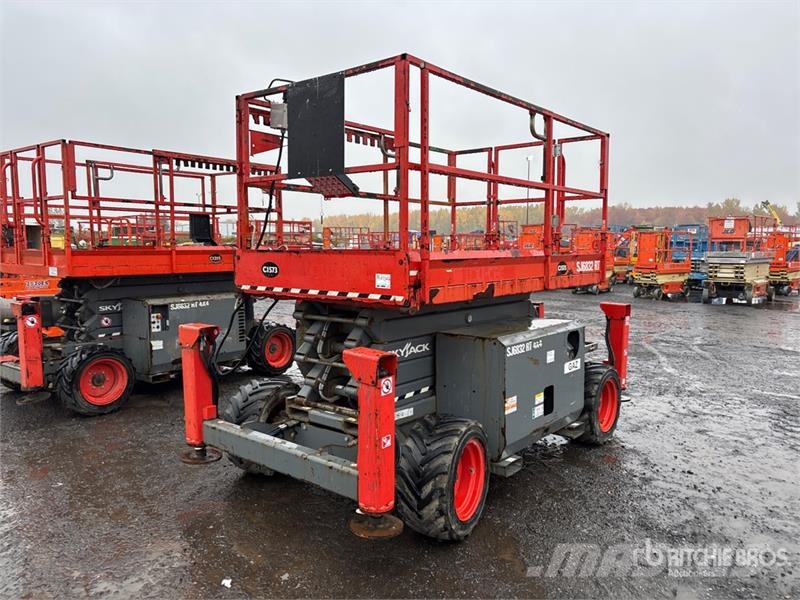 SkyJack SJ6832 RT Šķerveida pacēlāji