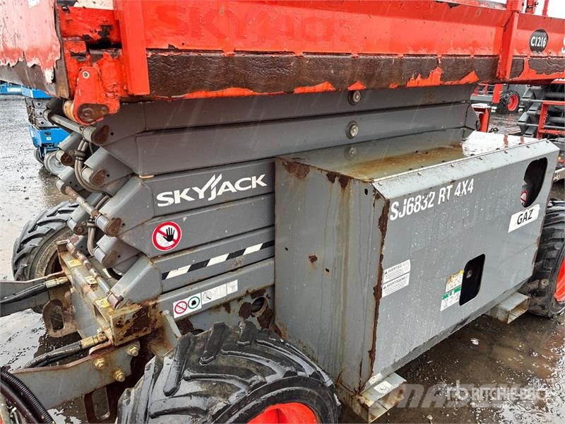 SkyJack SJ6832 RT Šķerveida pacēlāji