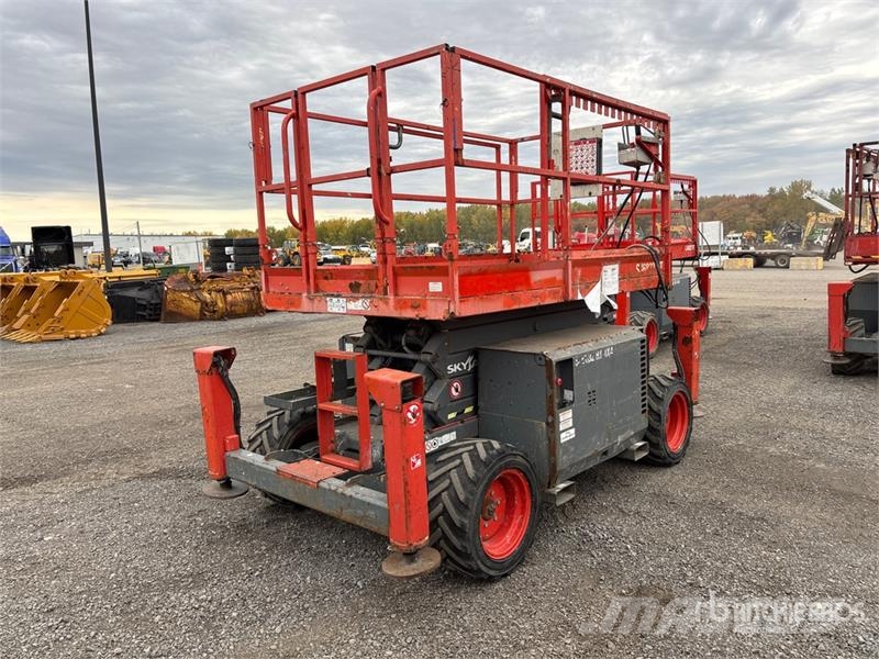 SkyJack SJ6832 RT Šķerveida pacēlāji