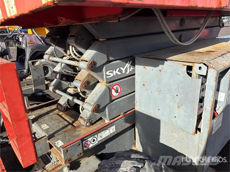 SkyJack SJ6832 RT Šķerveida pacēlāji