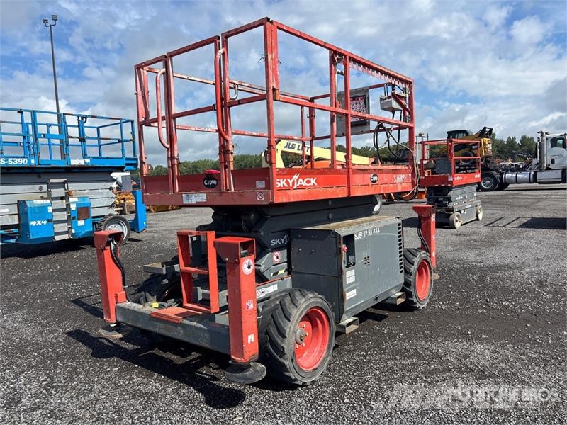 SkyJack SJ6832 RT Saxliftar