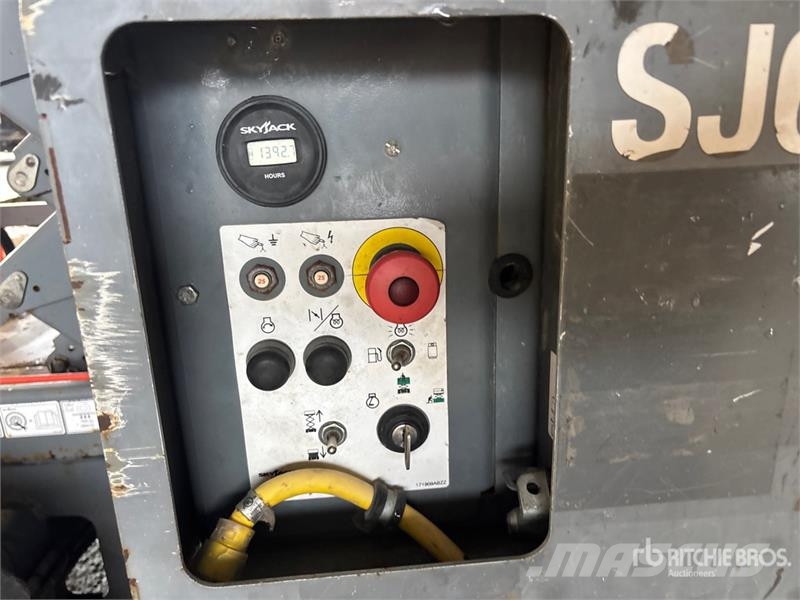 SkyJack SJ6832 RT Šķerveida pacēlāji