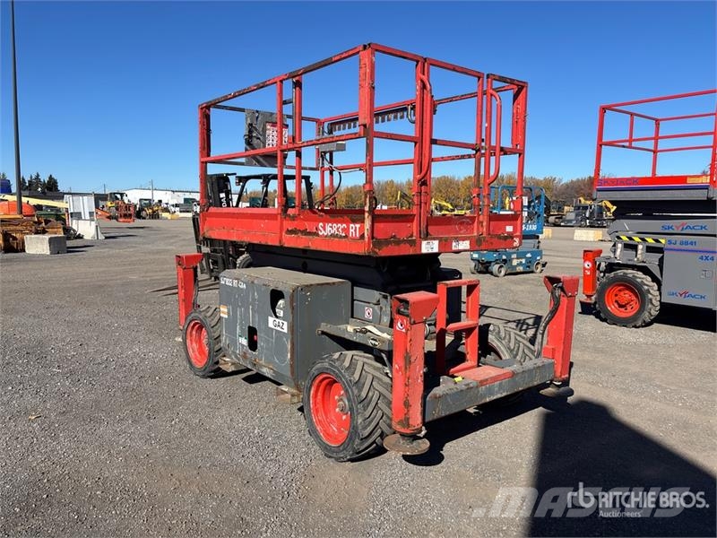 SkyJack SJ6832 RT رافعات مقصية الشكل