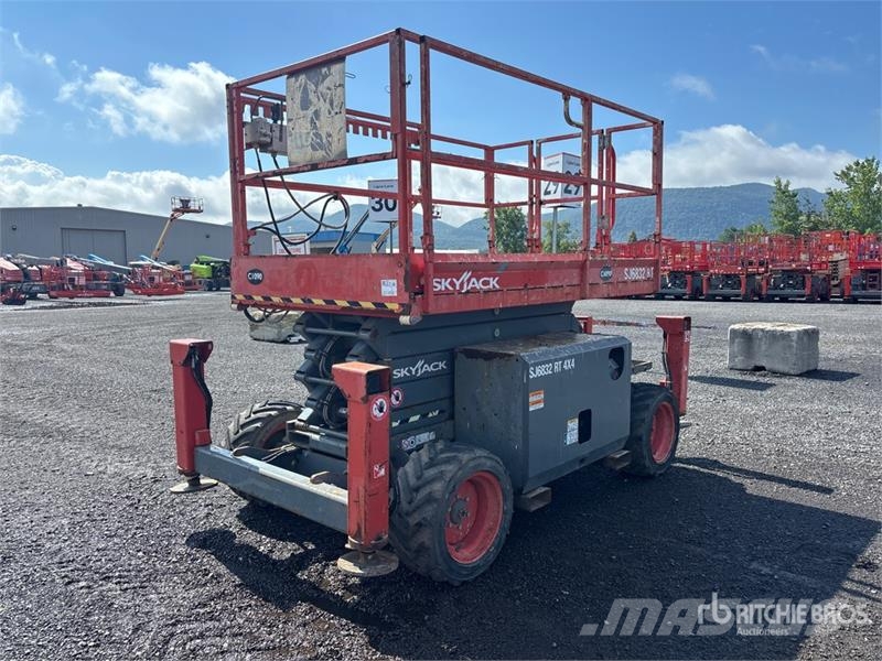 SkyJack SJ6832 RT Saxliftar