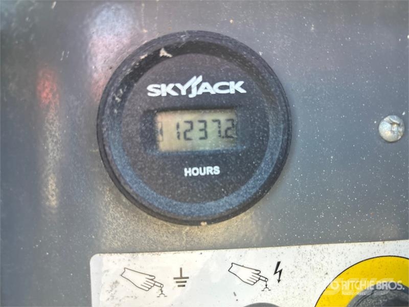 SkyJack SJ6832 RT Scissor lifts