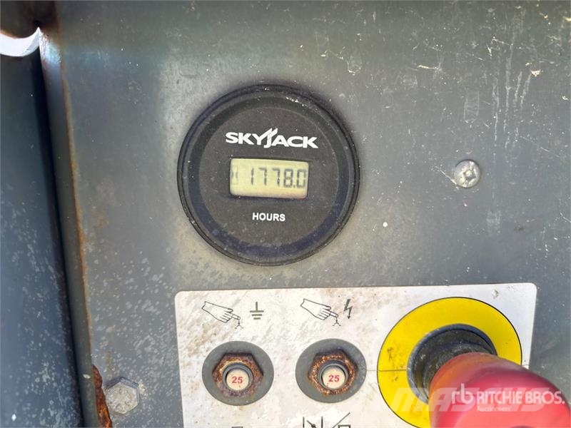 SkyJack SJ6832 RT رافعات مقصية الشكل