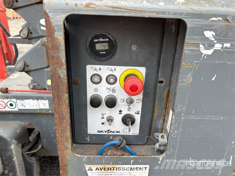 SkyJack SJ6832 RT Šķerveida pacēlāji