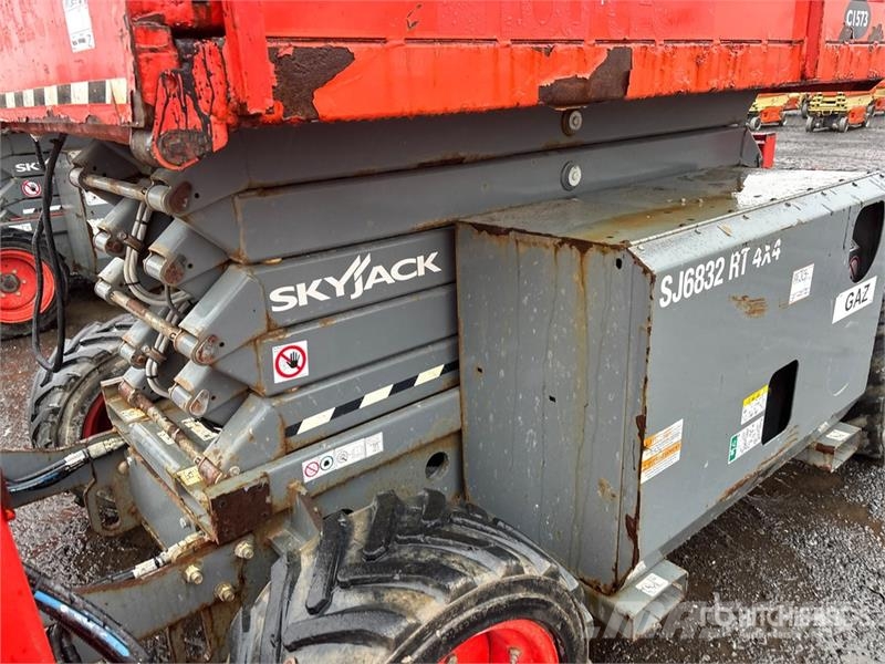 SkyJack SJ6832 RT Šķerveida pacēlāji