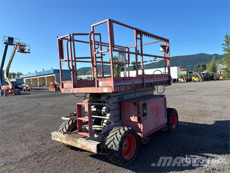 SkyJack SJ6832 RT Scissor lifts