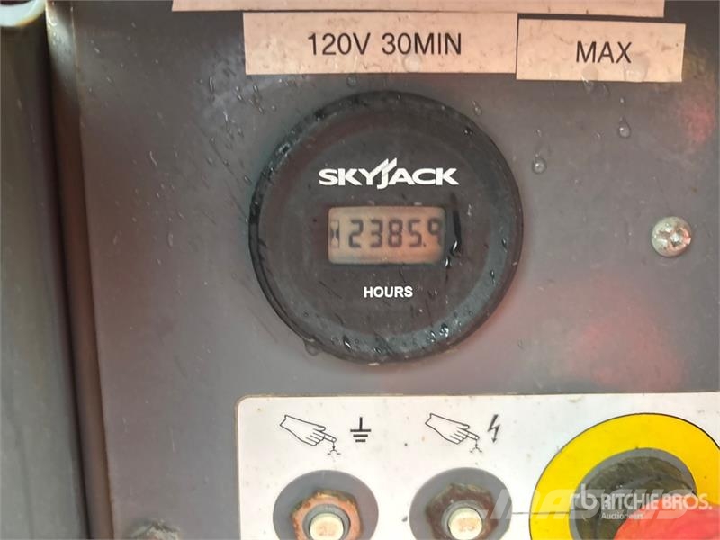 SkyJack SJ6832 RT Šķerveida pacēlāji