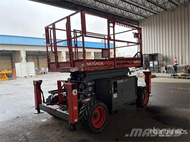 SkyJack SJ6832 RT Šķerveida pacēlāji