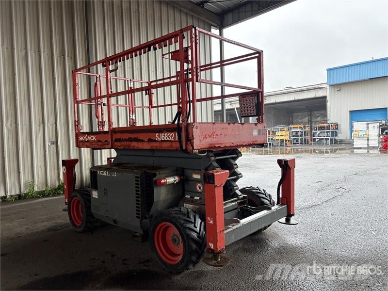 SkyJack SJ6832 RT Šķerveida pacēlāji