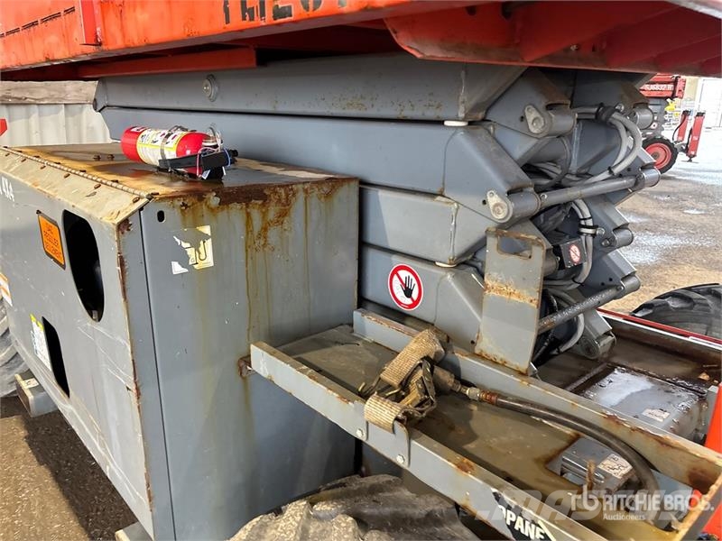 SkyJack SJ6832 RT Šķerveida pacēlāji