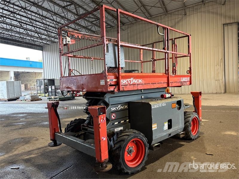 SkyJack SJ6832 RT Šķerveida pacēlāji