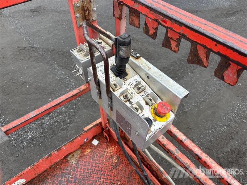 SkyJack SJ6832 RT رافعات مقصية الشكل