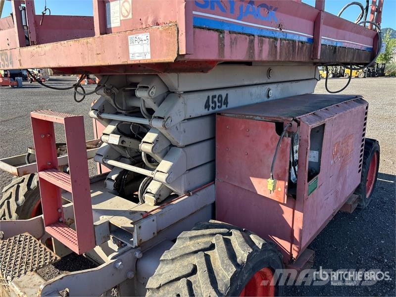 SkyJack SJ6832 RT Scissor lifts
