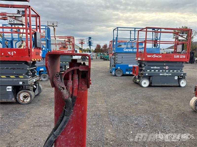 SkyJack SJ6832 RT Šķerveida pacēlāji