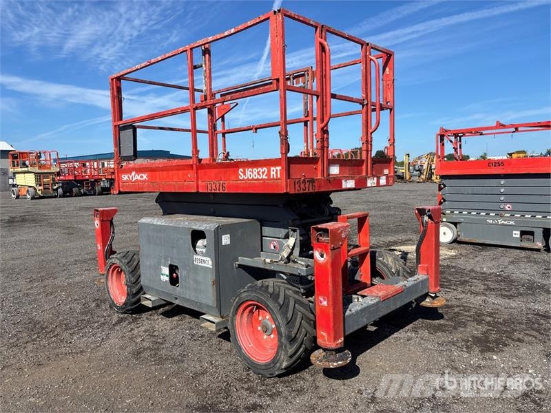 SkyJack SJ6832 RT Scissor lifts