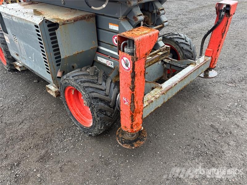 SkyJack SJ6832 RT رافعات مقصية الشكل