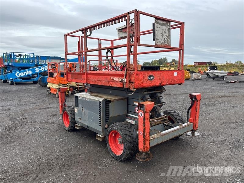 SkyJack SJ6832 RT رافعات مقصية الشكل