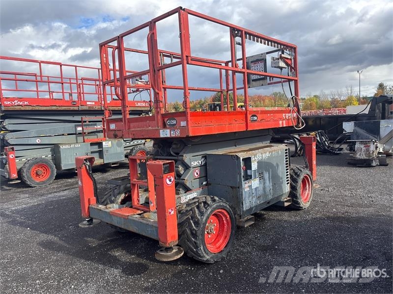 SkyJack SJ6832 RT Ножничные подъемники