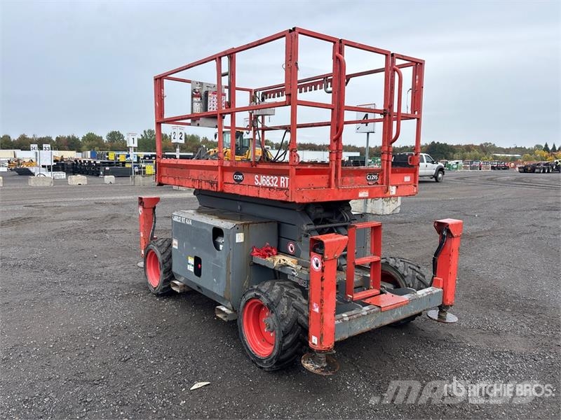SkyJack SJ6832 RT رافعات مقصية الشكل