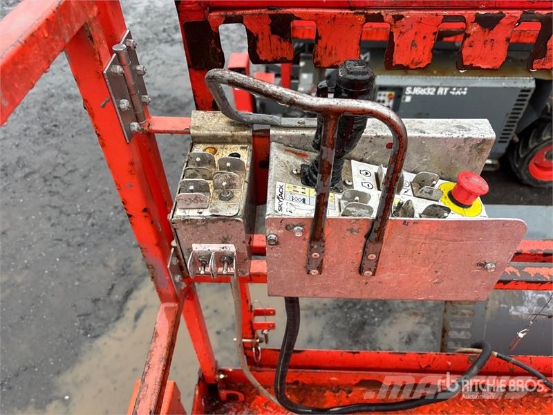 SkyJack SJ6832 RT Šķerveida pacēlāji