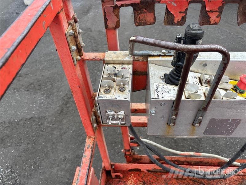 SkyJack SJ6832 RT رافعات مقصية الشكل