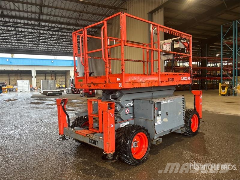 SkyJack SJ6832 RT Šķerveida pacēlāji