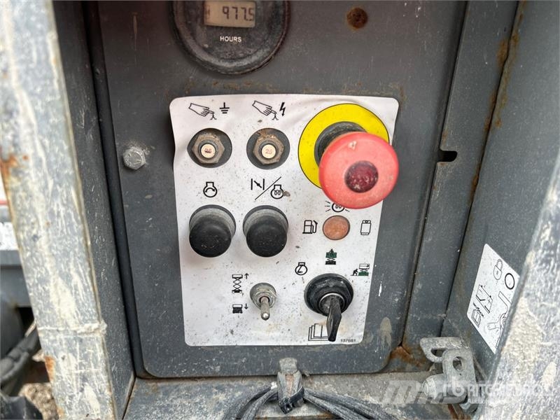 SkyJack SJ6832 RT Šķerveida pacēlāji