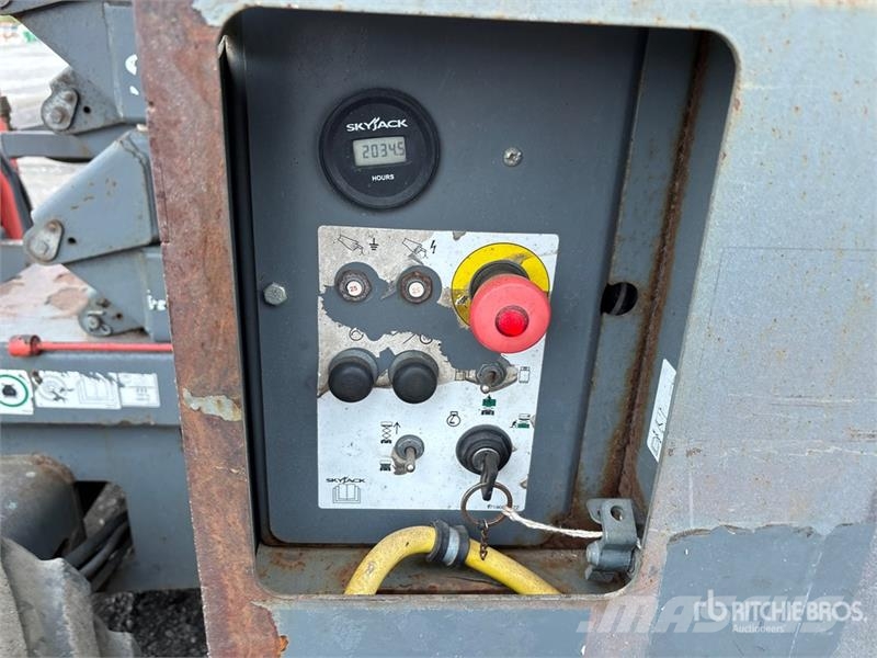 SkyJack SJ6832 RT Šķerveida pacēlāji