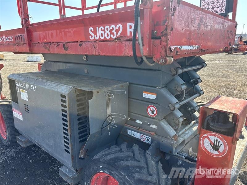 SkyJack SJ6832 RT Scissor lifts
