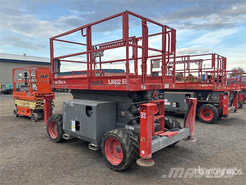 SkyJack SJ6832 RT Šķerveida pacēlāji