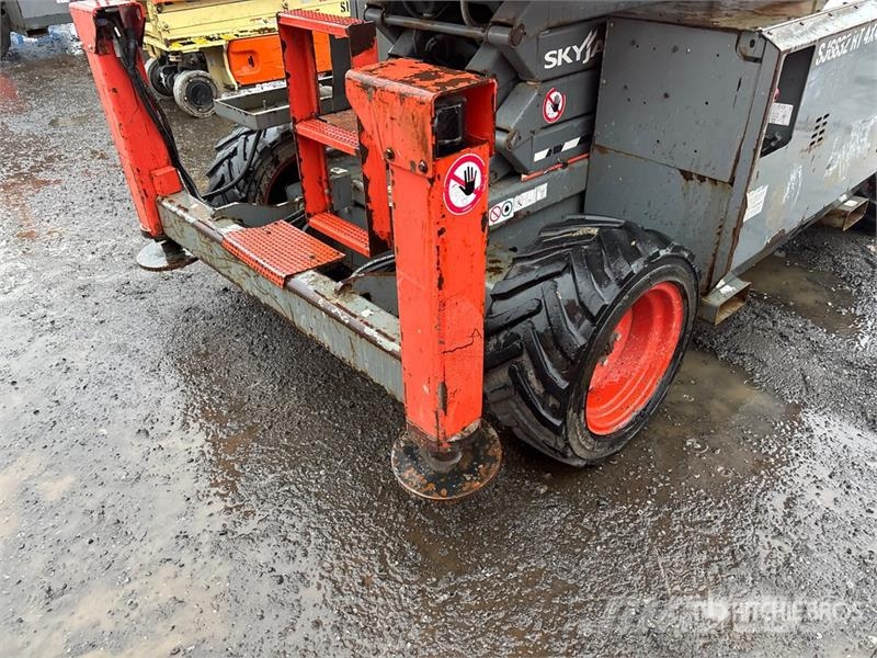 SkyJack SJ6832 RT Šķerveida pacēlāji