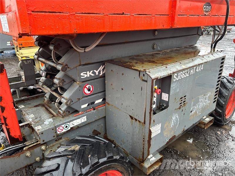 SkyJack SJ6832 RT Šķerveida pacēlāji